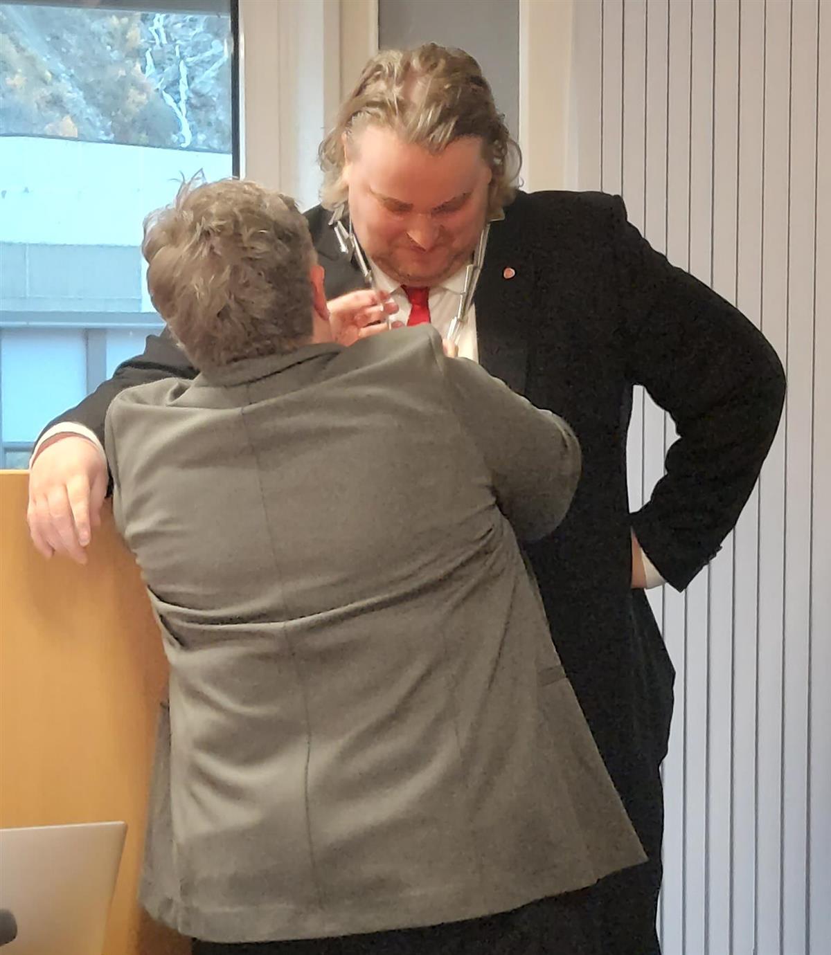Ny ordførar får innføring i å ta på ordførar kjedet - Klikk for stort bilete