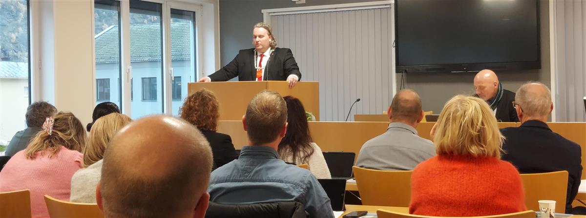 Ny ordførar tek podiet for fyrste gong - Klikk for stort bilete