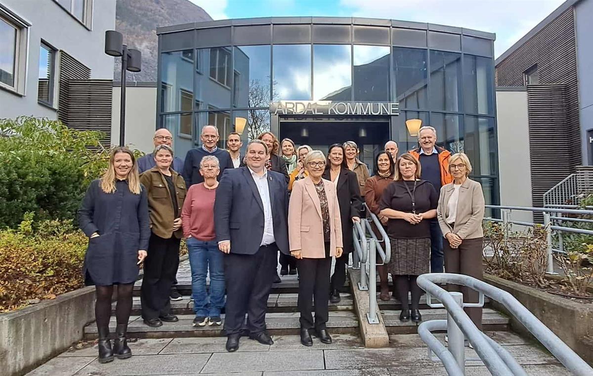 Bilete av Statsforvaltaren i Vestland og Årdal kommunes politiske og administrative representantar - Klikk for stort bilete