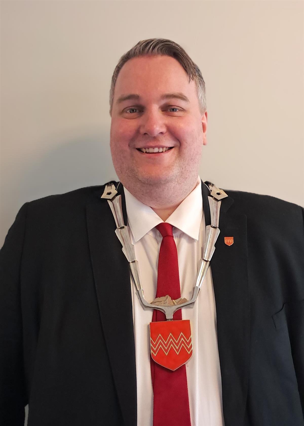 Ordførar, Christian Sønstlien, men ordførarkjede - Klikk for stort bilete